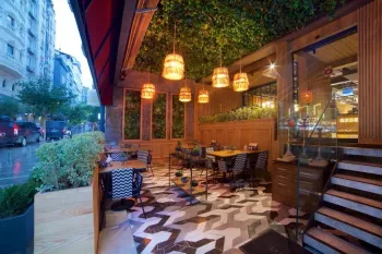 Fatih İstanbul'un Merkezi Konumunda Markalı Otel Satılık